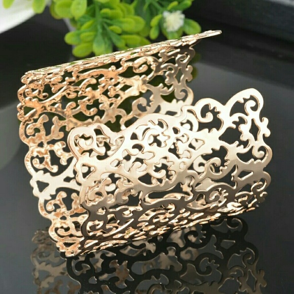 Jewelry - NWT WOMAN'S GOLD TONE CUFF BRACELET